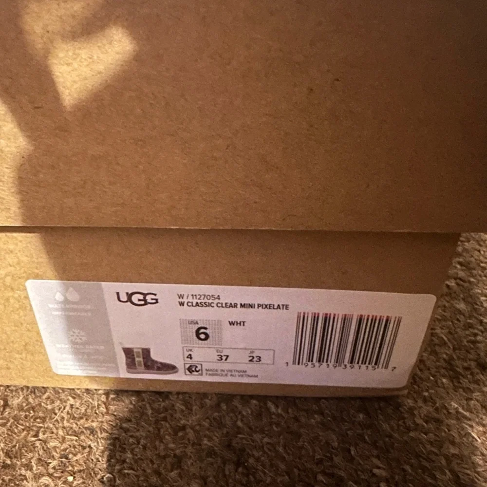 UGG WOMEN’S CLASSIC CLEAR MINI PIXELATE: WHITE/GREEN: NIB: SZ 6